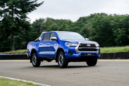 Toyota Hilux w wyprzedaży rocznika 2025 już od 161 392 zł netto. Atrakcyjne pakiety bez dopłaty