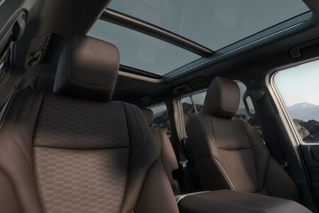 Toyota Land Cruiser 250. Dwie odświeżone wersje to dwa różne charaktery legendarnego samochodu terenowego