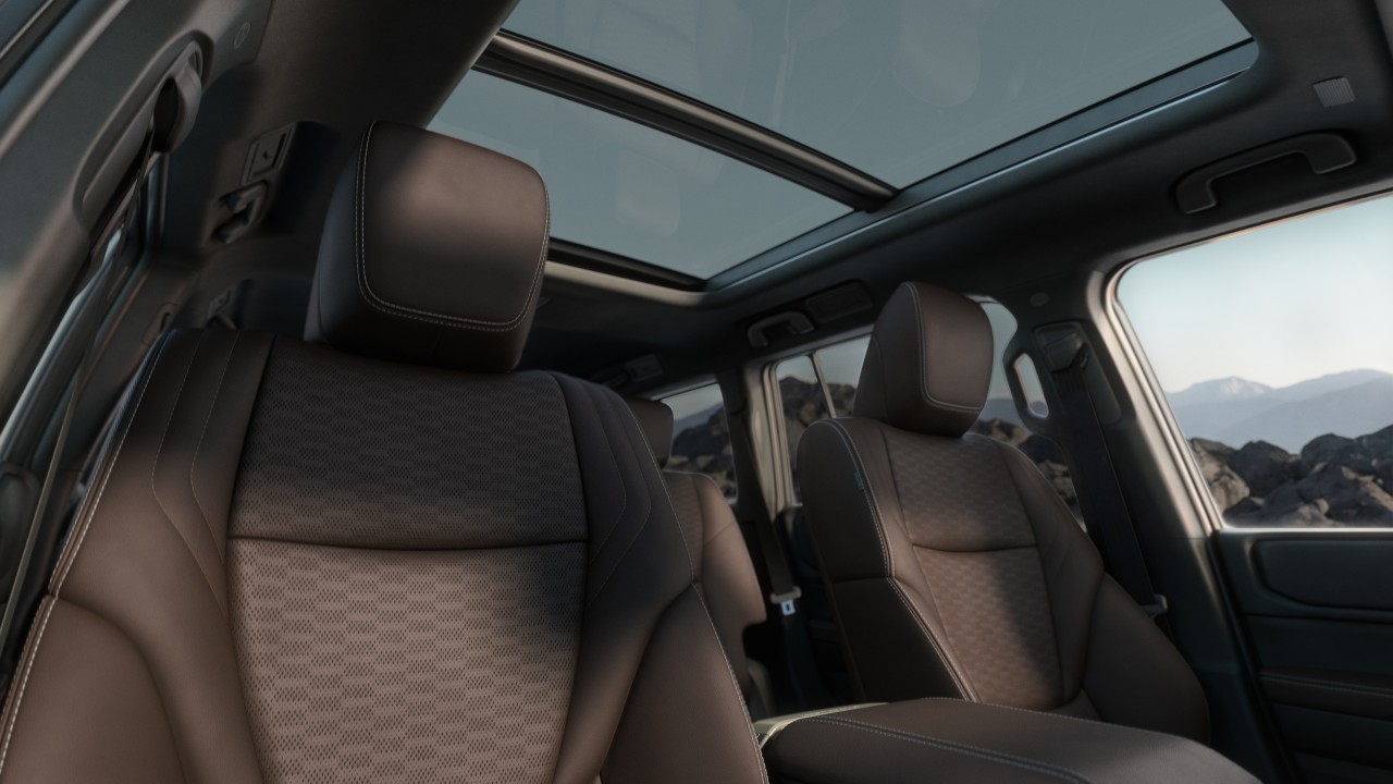 Toyota Land Cruiser 250. Dwie odświeżone wersje to dwa różne charaktery legendarnego samochodu terenowego