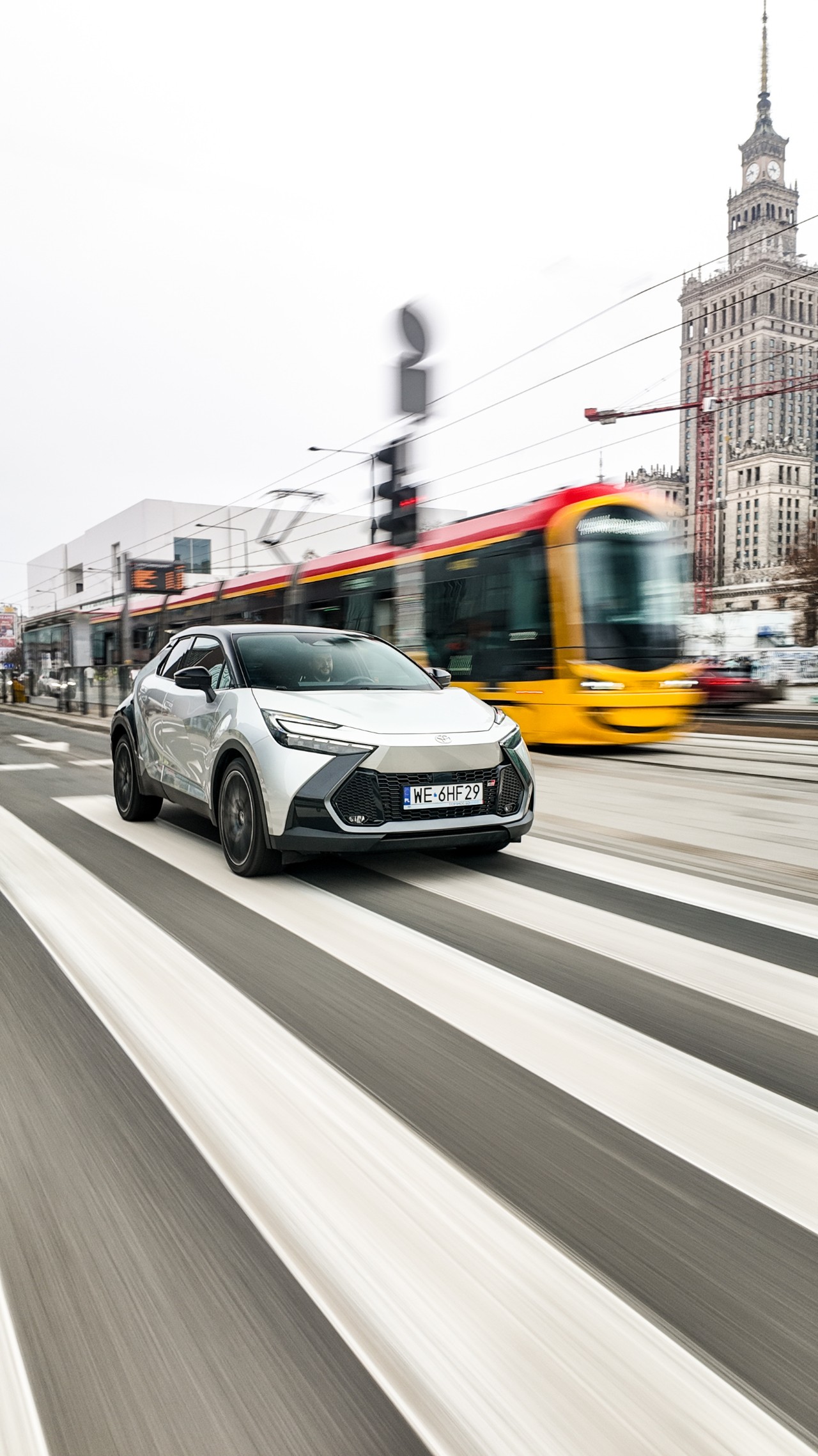 Rekordowo niskie zużycie paliwa hybryd Toyoty w mieście. Mniej niż 3 l/100 km to poziom skuterów. Wydajny napęd i nawet 56% czasu jazdy w trybie EV