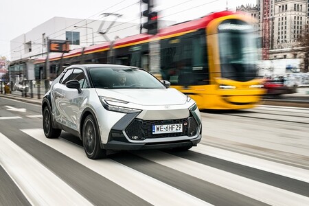 Rekordowo niskie zużycie paliwa hybryd Toyoty w mieście. Mniej niż 3 l/100 km to poziom skuterów. Wydajny napęd i nawet 56% czasu jazdy w trybie EV