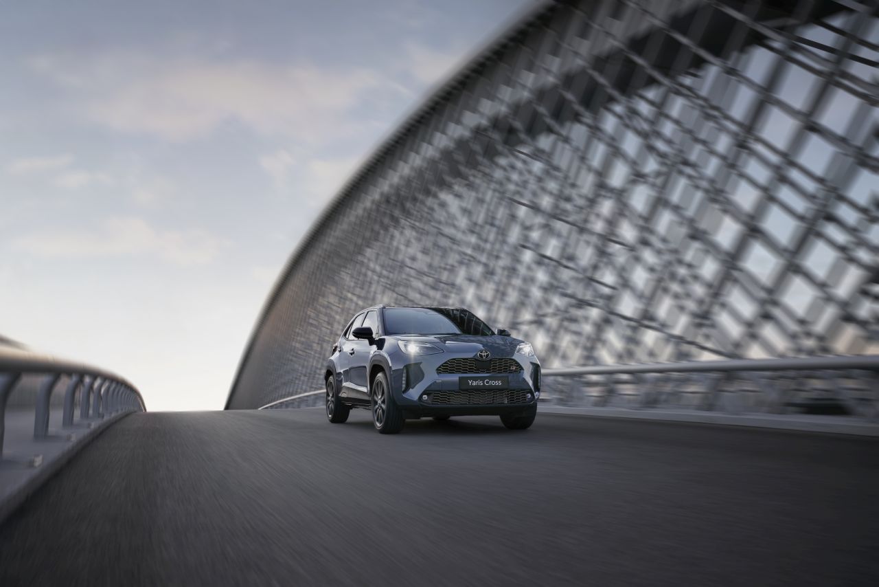 Rekordowo niskie zużycie paliwa hybryd Toyoty w mieście. Mniej niż 3 l/100 km to poziom skuterów. Wydajny napęd i nawet 56% czasu jazdy w trybie EV