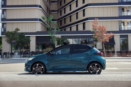 Rekordowo niskie zużycie paliwa hybryd Toyoty w mieście. Mniej niż 3 l/100 km to poziom skuterów. Wydajny napęd i nawet 56% czasu jazdy w trybie EV