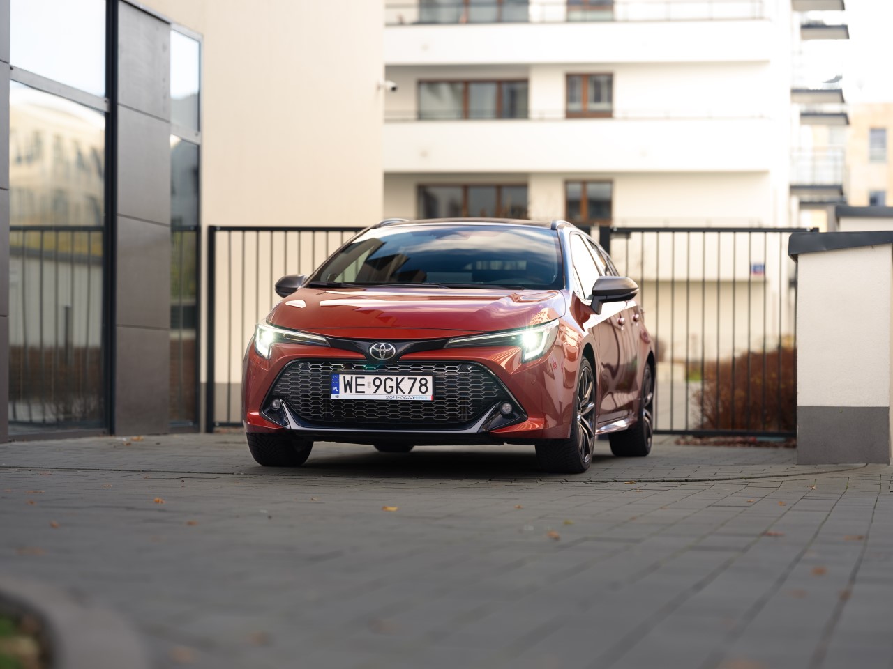 Rekordowo niskie zużycie paliwa hybryd Toyoty w mieście. Mniej niż 3 l/100 km to poziom skuterów. Wydajny napęd i nawet 56% czasu jazdy w trybie EV