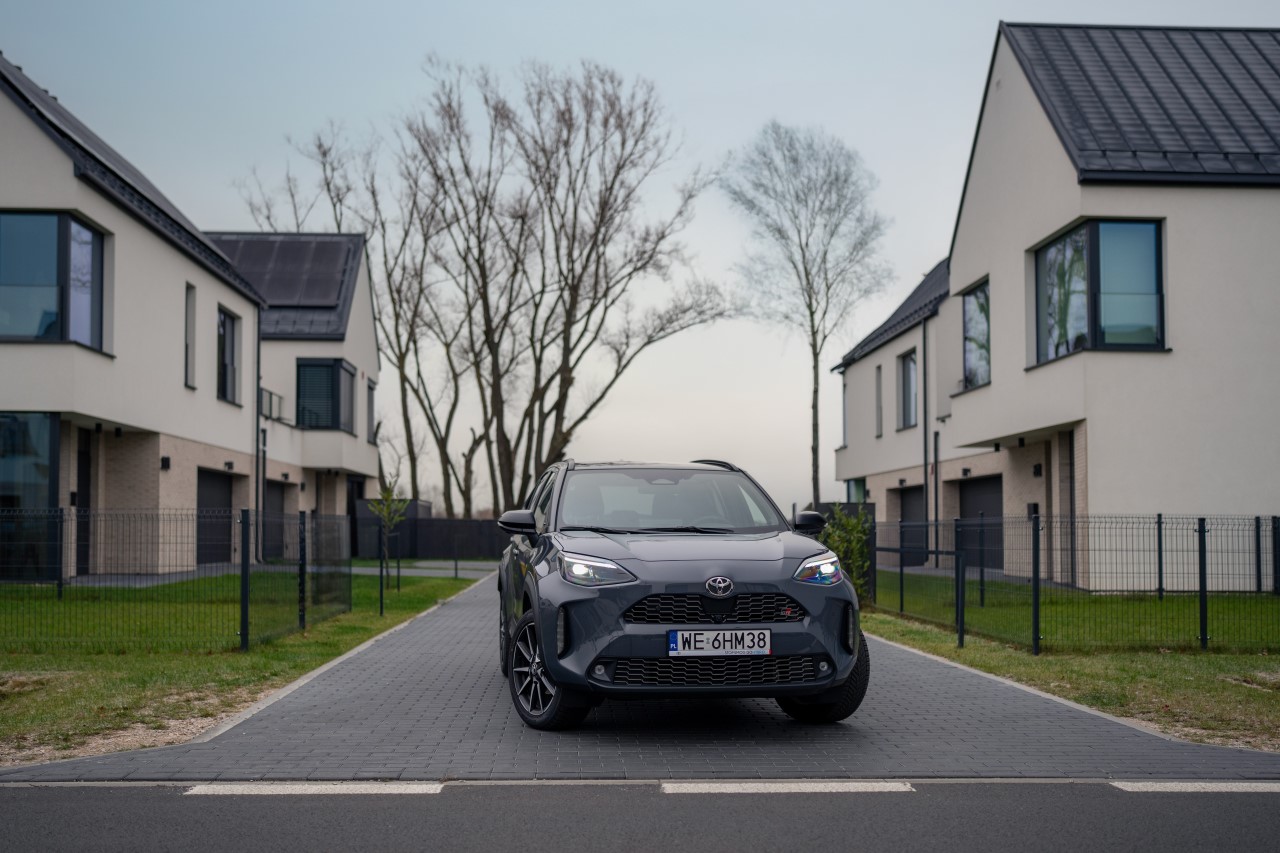 Rekordowo niskie zużycie paliwa hybryd Toyoty w mieście. Mniej niż 3 l/100 km to poziom skuterów. Wydajny napęd i nawet 56% czasu jazdy w trybie EV