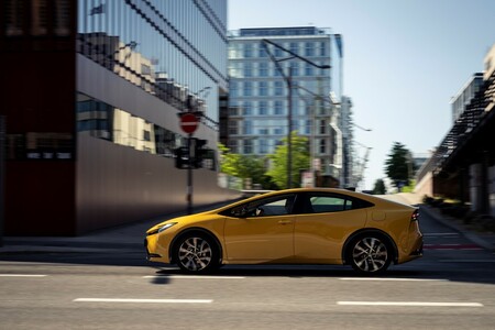 Mocna i oszczędna hybryda plug-in Toyoty w jeszcze atrakcyjniejszej cenie. Prius już od 176 900 zł