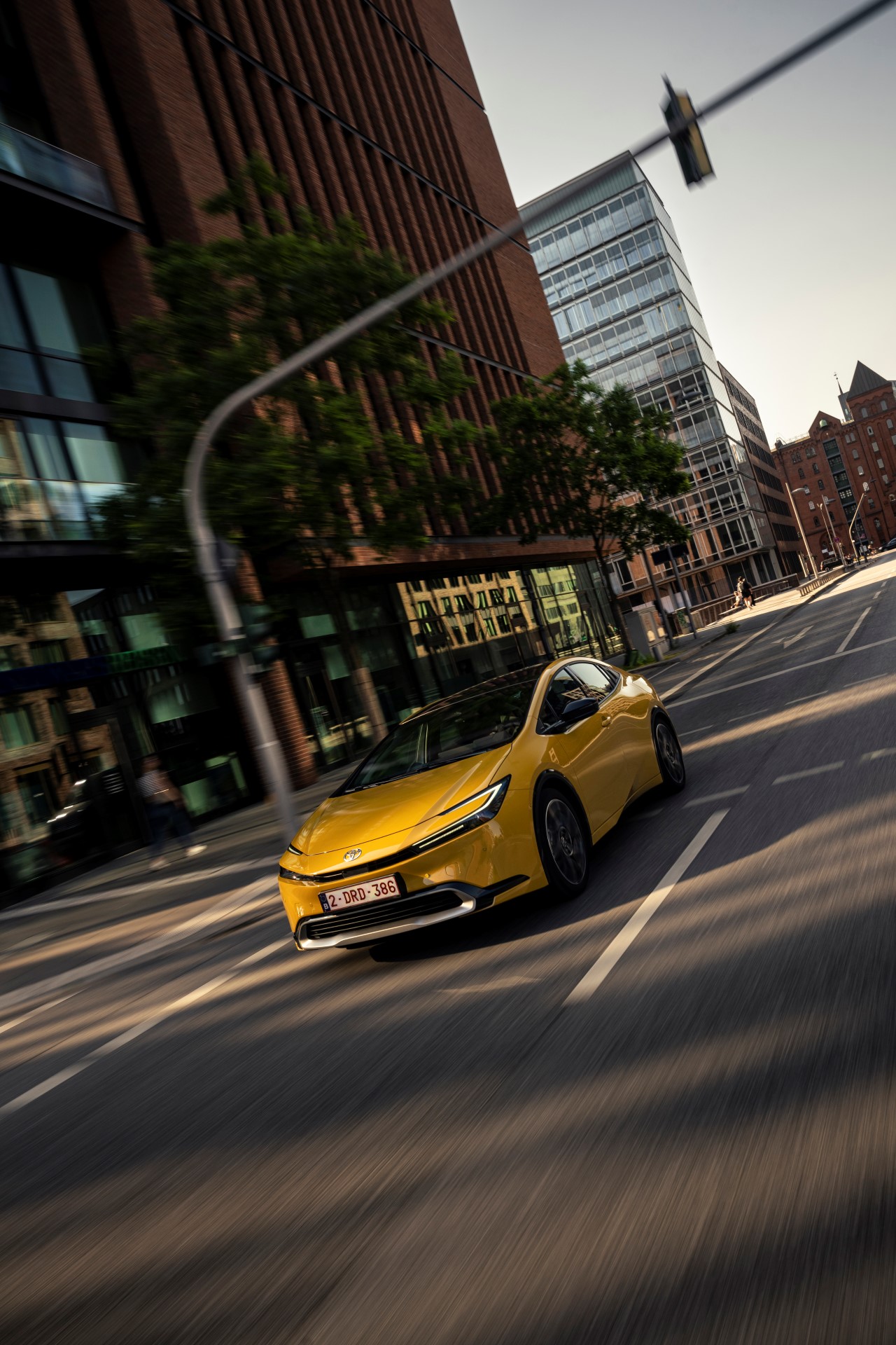 Mocna i oszczędna hybryda plug-in Toyoty w jeszcze atrakcyjniejszej cenie. Prius już od 176 900 zł