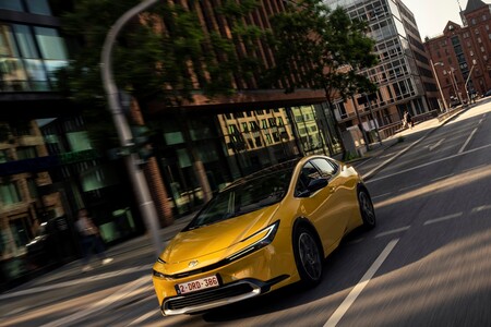 Mocna i oszczędna hybryda plug-in Toyoty w jeszcze atrakcyjniejszej cenie. Prius już od 176 900 zł