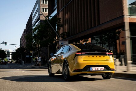 Mocna i oszczędna hybryda plug-in Toyoty w jeszcze atrakcyjniejszej cenie. Prius już od 176 900 zł