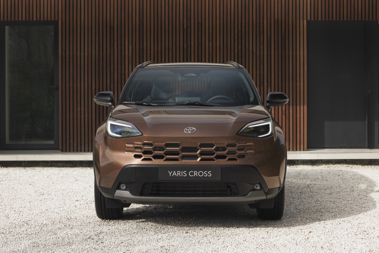 Toyota Yaris Cross z nowym designem, lepszym wyposażeniem i wydajnymi napędami hybrydowymi