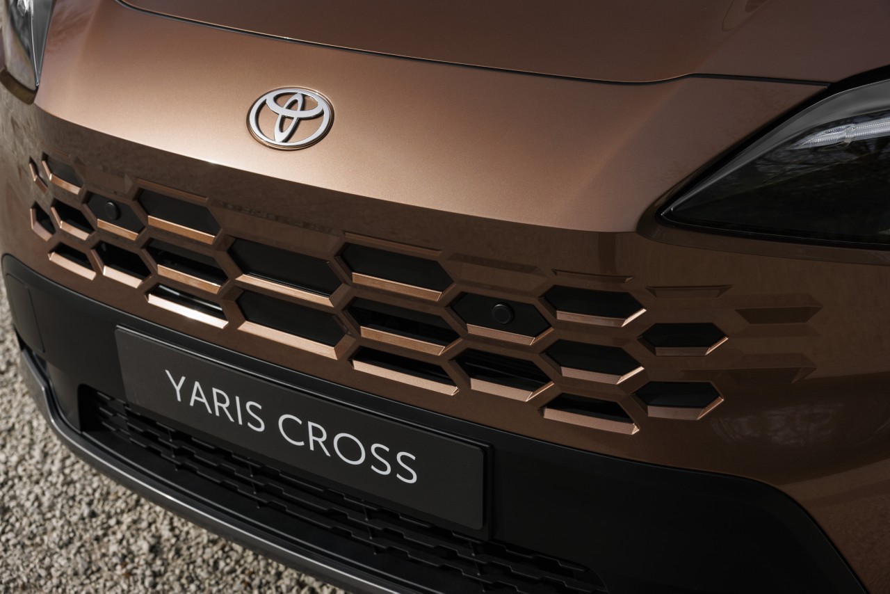 Toyota Yaris Cross z nowym designem, lepszym wyposażeniem i wydajnymi napędami hybrydowymi