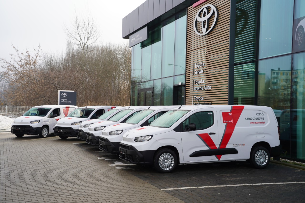 Auto Land Polska odebrał 23 Toyoty PROACE CITY Long