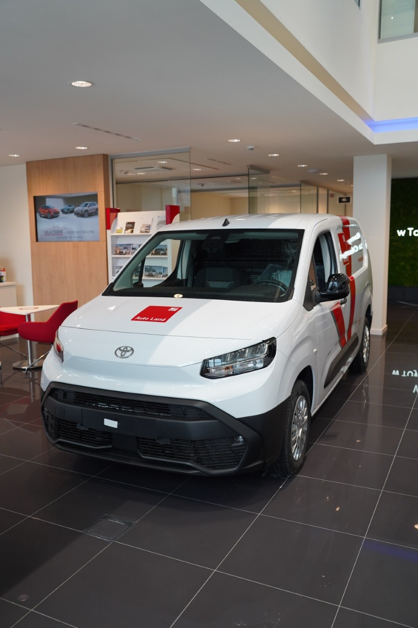 Auto Land Polska odebrał 23 Toyoty PROACE CITY Long