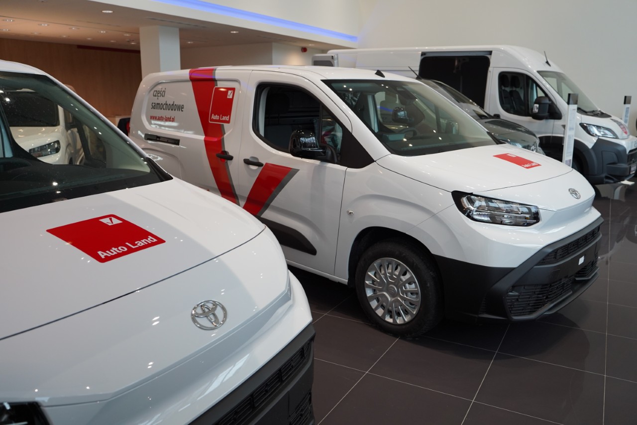 Auto Land Polska odebrał 23 Toyoty PROACE CITY Long