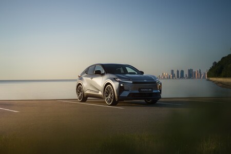 Elektryczna Toyota C-HR+ na ulicach Gdańska i Warszawy w najnowszym europejskim spocie reklamowym 