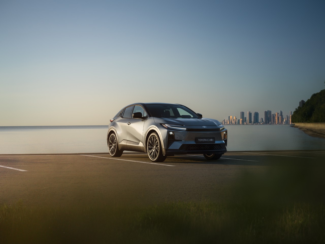 Elektryczna Toyota C-HR+ na ulicach Gdańska i Warszawy w najnowszym europejskim spocie reklamowym 