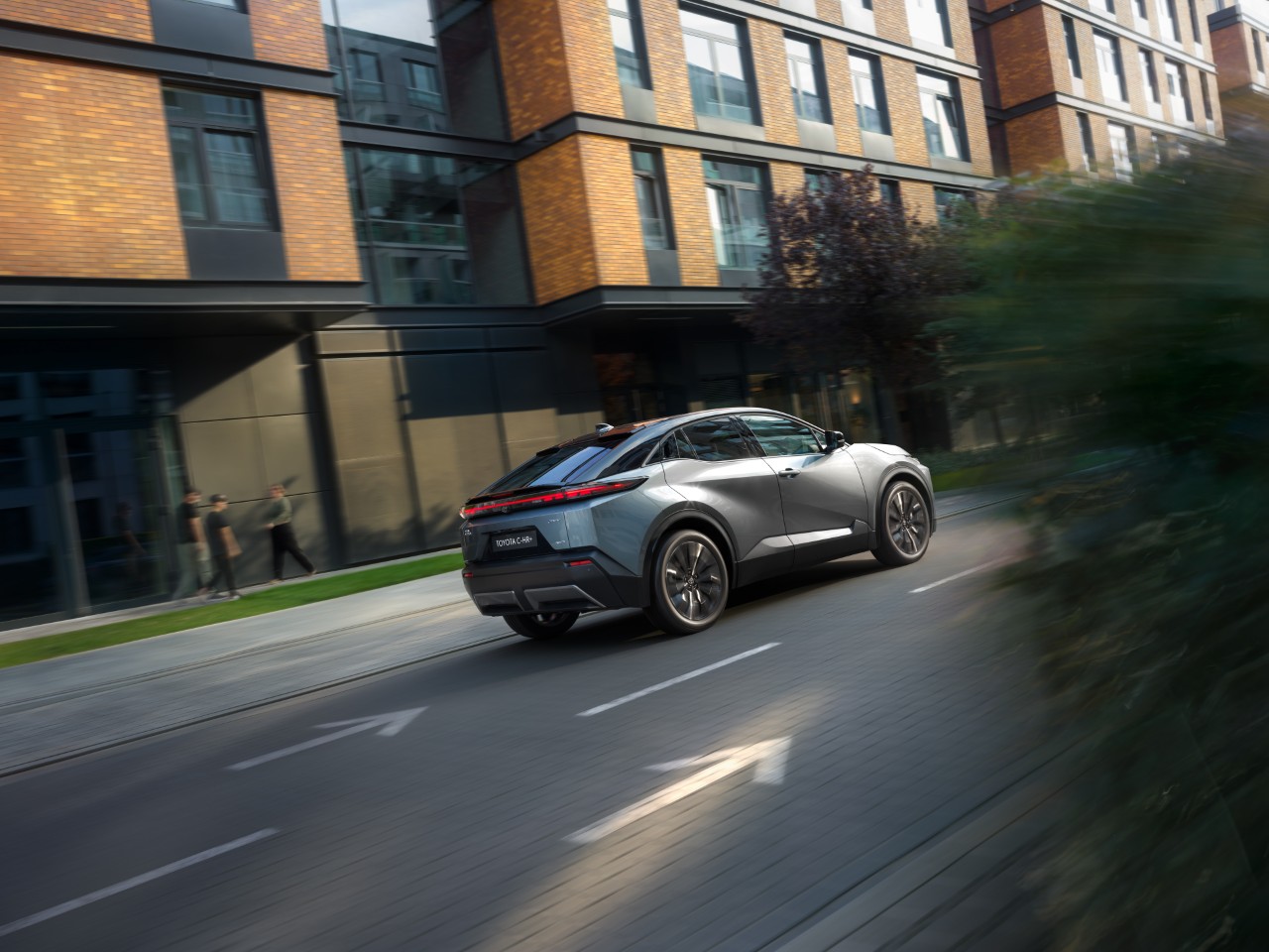 Elektryczna Toyota C-HR+ na ulicach Gdańska i Warszawy w najnowszym europejskim spocie reklamowym 