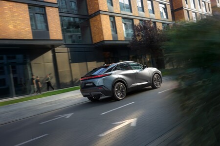 Elektryczna Toyota C-HR+ na ulicach Gdańska i Warszawy w najnowszym europejskim spocie reklamowym 