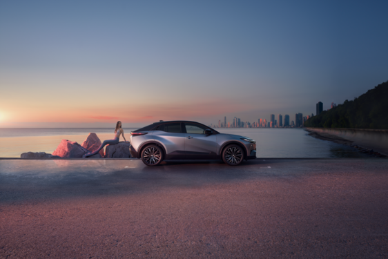 Elektryczna Toyota C-HR+ na ulicach Gdańska i Warszawy w najnowszym europejskim spocie reklamowym 
