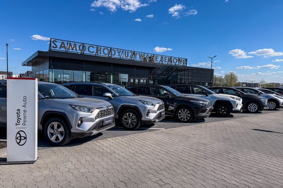 Toyota powiększa sieć sprzedaży samochodów używanych z gwarancją Pewne Auto. Sprawdzone hybrydy z drugiej ręki i pewne pochodzenie