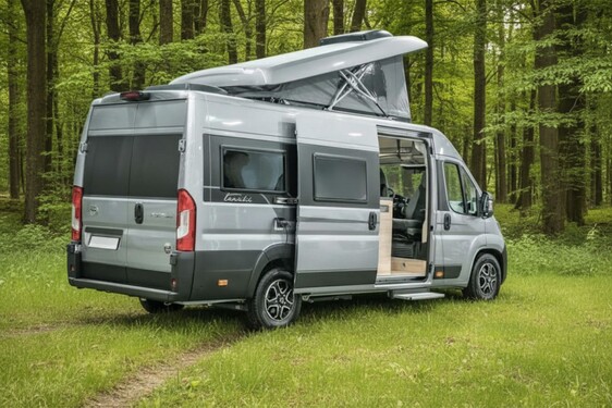 Kamper Toyota PROACE MAX Tanuki od 459 900 zł. Dwie wersje, do pięciu miejsc noclegowych i pakiety zwiększające komfort biwakowania