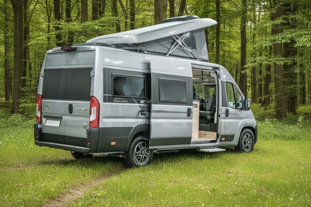 Kamper Toyota PROACE MAX Tanuki od 459 900 zł. Dwie wersje, do pięciu miejsc noclegowych i pakiety zwiększające komfort biwakowania