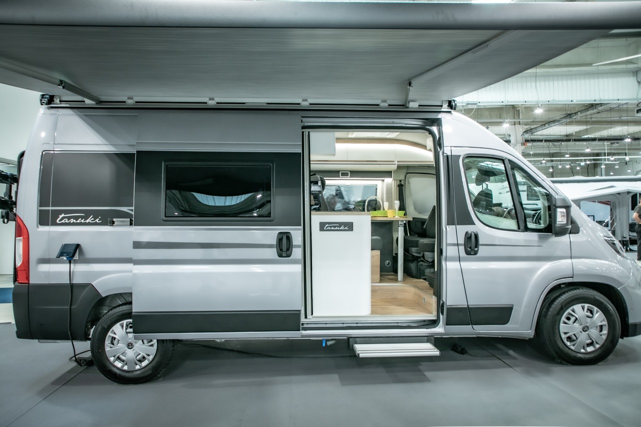 Kamper Toyota PROACE MAX Tanuki od 459 900 zł. Dwie wersje, do pięciu miejsc noclegowych i pakiety zwiększające komfort biwakowania