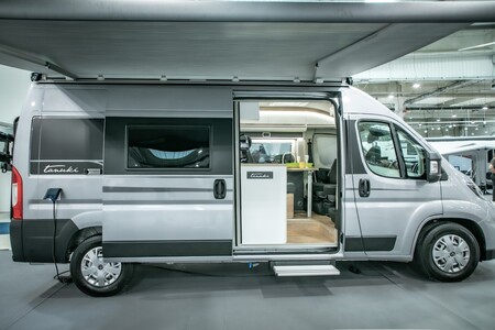 Kamper Toyota PROACE MAX Tanuki od 459 900 zł. Dwie wersje, do pięciu miejsc noclegowych i pakiety zwiększające komfort biwakowania
