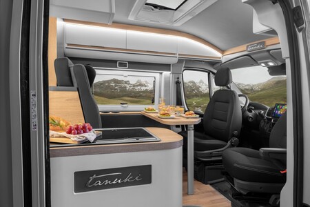 Kamper Toyota PROACE MAX Tanuki od 459 900 zł. Dwie wersje, do pięciu miejsc noclegowych i pakiety zwiększające komfort biwakowania