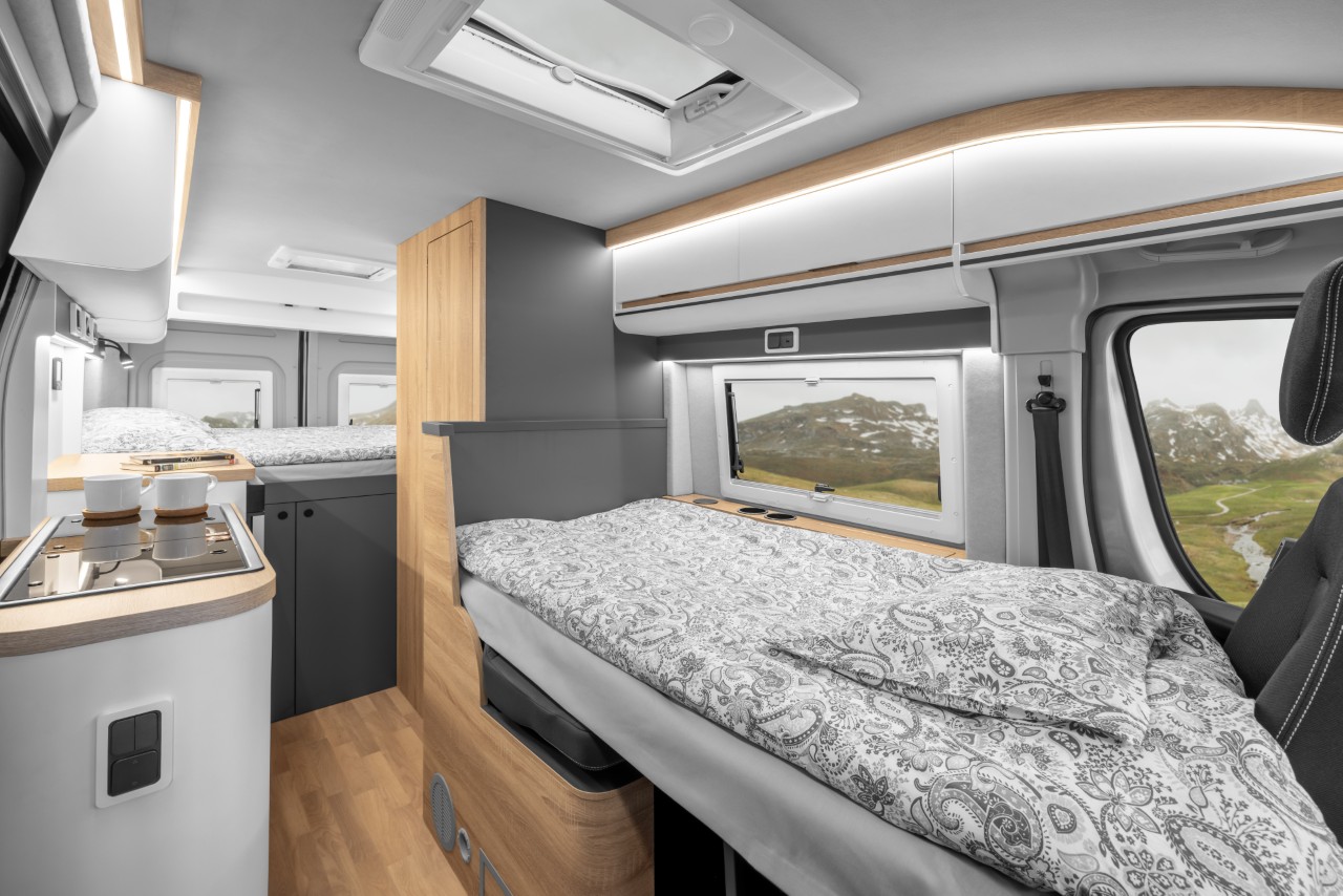 Kamper Toyota PROACE MAX Tanuki od 459 900 zł. Dwie wersje, do pięciu miejsc noclegowych i pakiety zwiększające komfort biwakowania