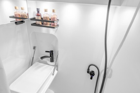 Kamper Toyota PROACE MAX Tanuki od 459 900 zł. Dwie wersje, do pięciu miejsc noclegowych i pakiety zwiększające komfort biwakowania