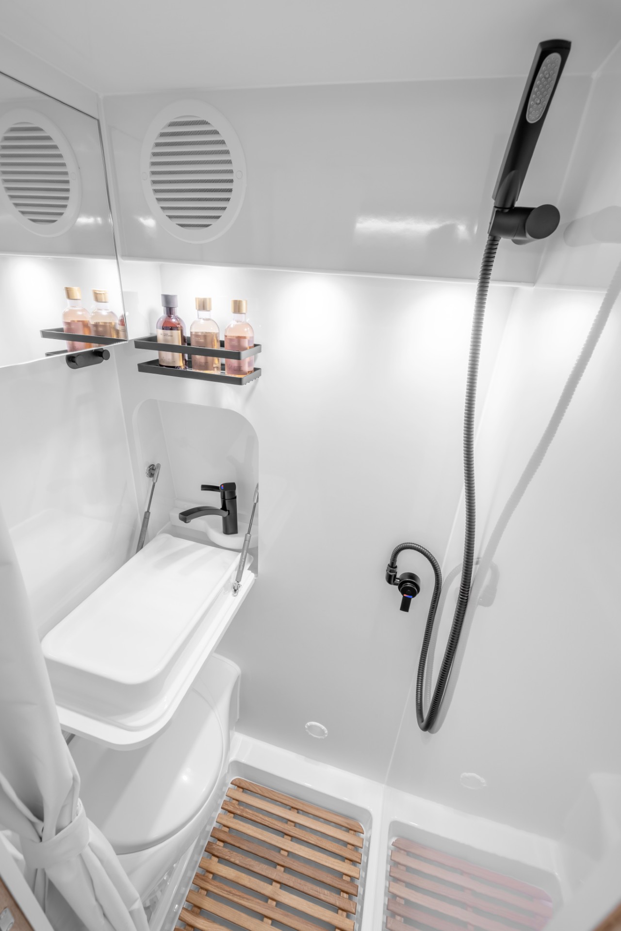 Kamper Toyota PROACE MAX Tanuki od 459 900 zł. Dwie wersje, do pięciu miejsc noclegowych i pakiety zwiększające komfort biwakowania