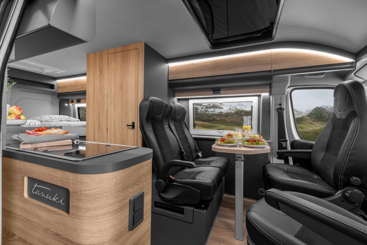 Kamper Toyota PROACE MAX Tanuki od 459 900 zł. Dwie wersje, do pięciu miejsc noclegowych i pakiety zwiększające komfort biwakowania