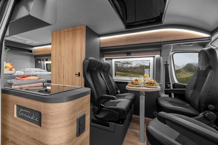 Kamper Toyota PROACE MAX Tanuki od 459 900 zł. Dwie wersje, do pięciu miejsc noclegowych i pakiety zwiększające komfort biwakowania