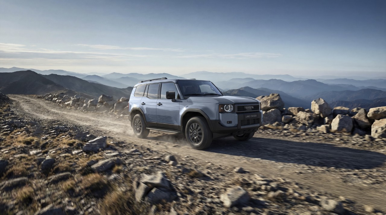 Odświeżona gama Toyoty Land Cruiser w przedsprzedaży. Bogatsze wyposażenie, nowe lakiery i powrót kultowych okrągłych reflektorów