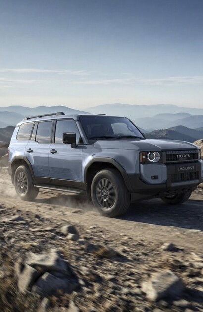 Odświeżona gama Toyoty Land Cruiser w przedsprzedaży. Bogatsze wyposażenie, nowe lakiery i powrót kultowych okrągłych reflektorów