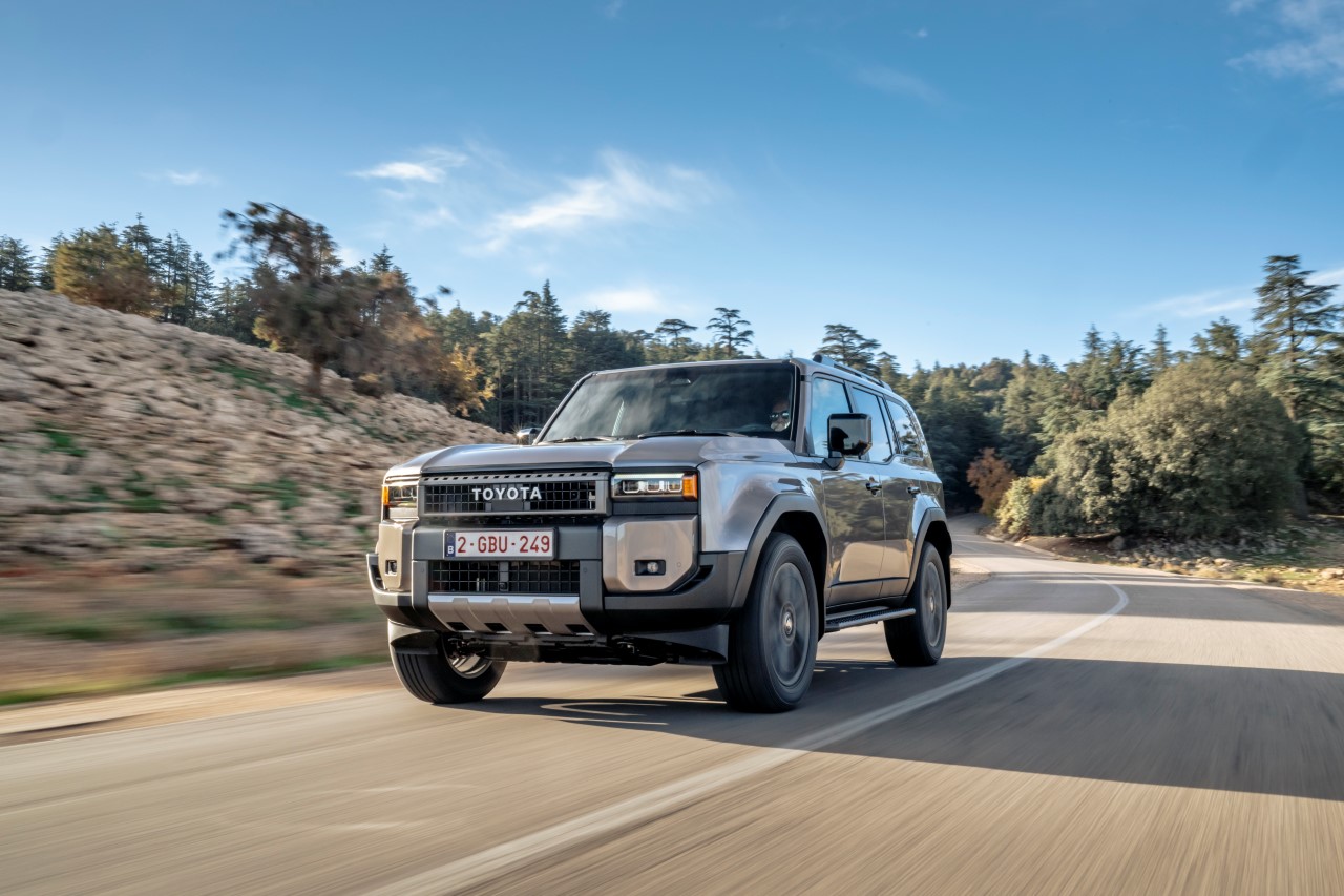 Odświeżona gama Toyoty Land Cruiser w przedsprzedaży. Bogatsze wyposażenie, nowe lakiery i powrót kultowych okrągłych reflektorów