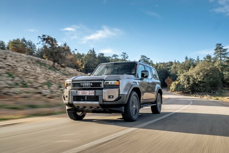 Odświeżona gama Toyoty Land Cruiser w przedsprzedaży. Bogatsze wyposażenie, nowe lakiery i powrót kultowych okrągłych reflektorów