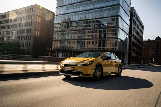 Toyota Prius teraz od 156 900 zł. Najlepsza oferta w historii mocnej i oszczędnej hybrydy plug-in. Większe korzyści dla firm