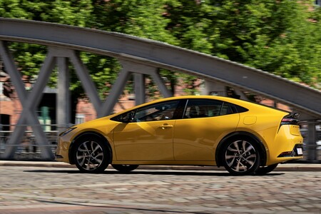 Toyota Prius teraz od 156 900 zł. Najlepsza oferta w historii mocnej i oszczędnej hybrydy plug-in. Większe korzyści dla firm