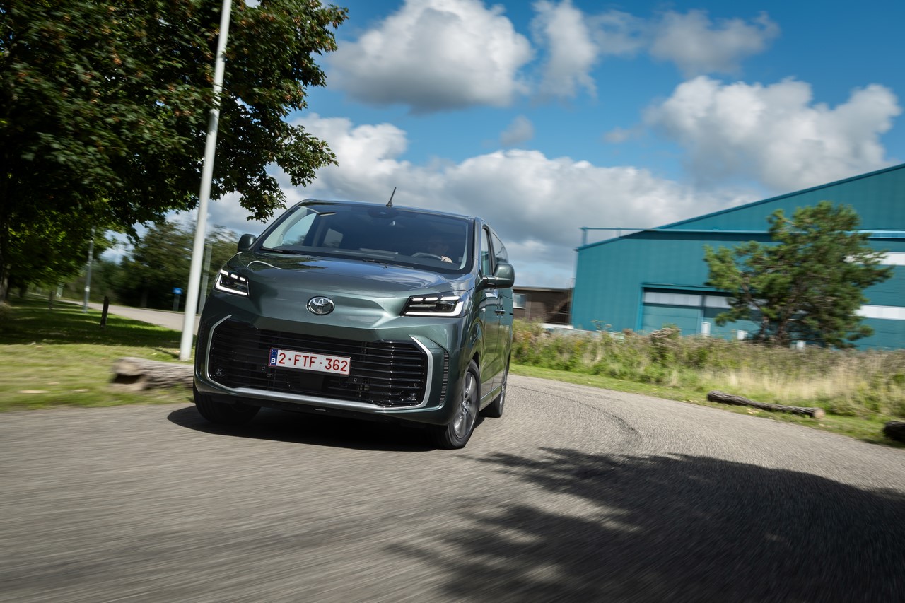 Toyota Professional z silną pozycją na polskim rynku aut użytkowych. Dwa modele w Top10 i dominacja w kategorii elektrycznych vanów