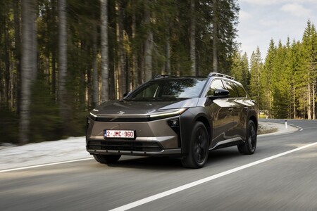 Nowa Toyota bZ4X Touring. Do 380 KM i prawdziwie terenowy napęd 4x4 X-MODE