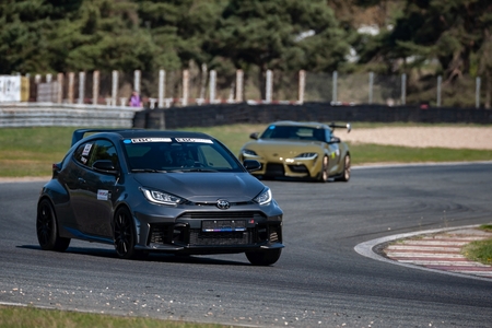 TOYOTA GR CUP 2026 nabiera tempa. Rywalizacja na Torze Kielce i Torze Modlin
