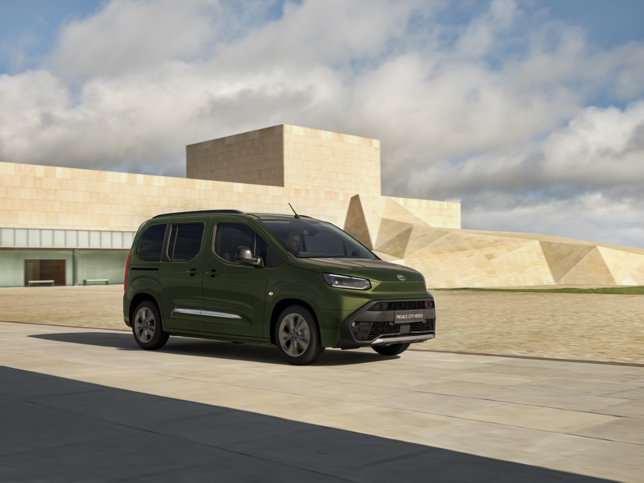 Wszechstronna Toyota PROACE CITY Verso alternatywą dla SUV-ów. Rodzinne auto dostępne z krótkim terminem odbioru