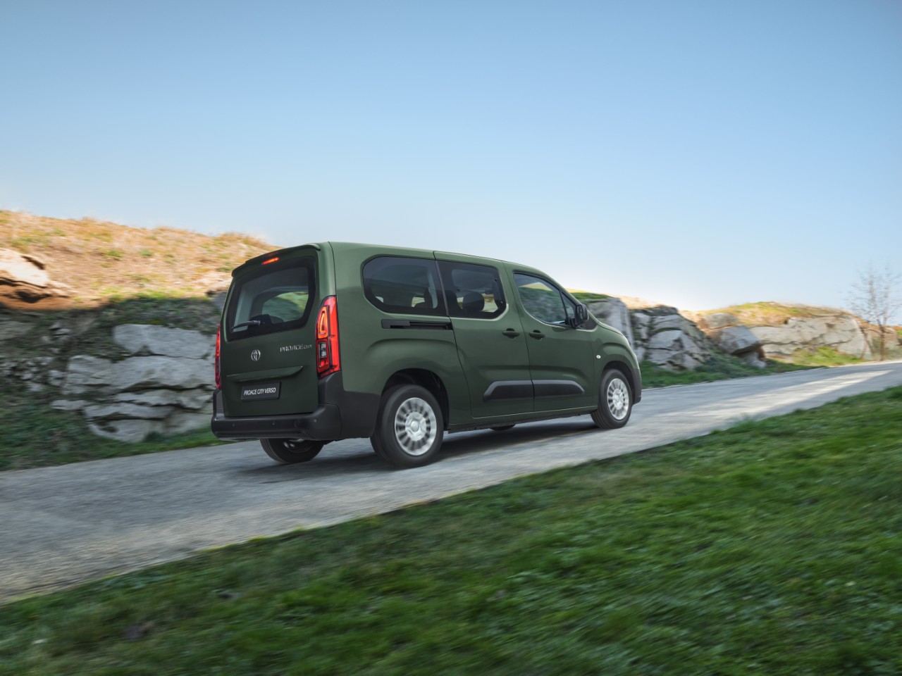 Wszechstronna Toyota PROACE CITY Verso alternatywą dla SUV-ów. Rodzinne auto dostępne z krótkim terminem odbioru