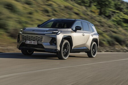 Nowa Toyota RAV4 to wyższy komfort, lepsze prowadzenie oraz większe możliwości terenowe