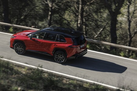 Nowa Toyota RAV4 to wyższy komfort, lepsze prowadzenie oraz większe możliwości terenowe