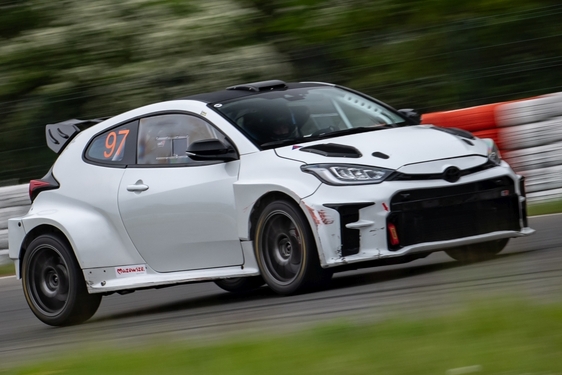 TOYOTA GR CUP 2026 nabiera tempa. Dominacja GR Yarisa i emocjonujące rundy na Torze Kielce oraz Torze Modlin