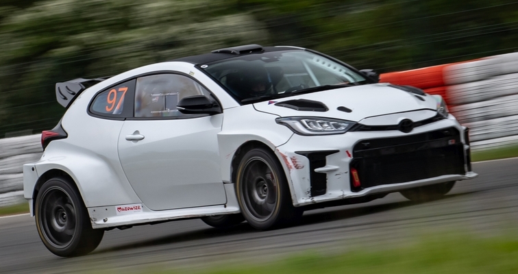 TOYOTA GR CUP 2026 nabiera tempa. Dominacja GR Yarisa i emocjonujące rundy na Torze Kielce oraz Torze Modlin