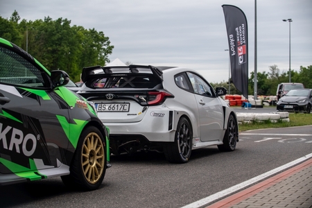 TOYOTA GR CUP 2026 nabiera tempa. Dominacja GR Yarisa i emocjonujące rundy na Torze Kielce oraz Torze Modlin